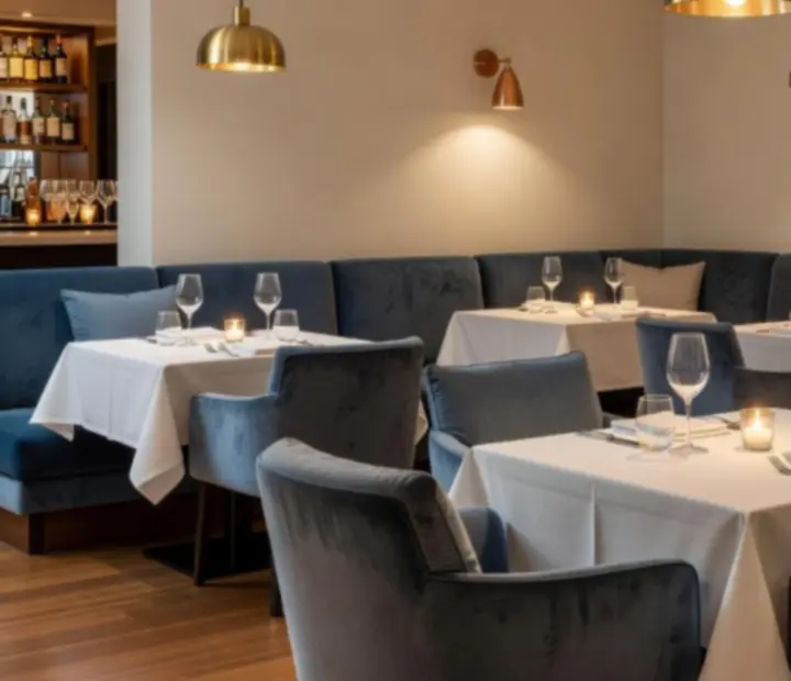 Ambiance bistro-chic avec lumières feutrées, tables élégantes et décor raffiné pour une soirée poker