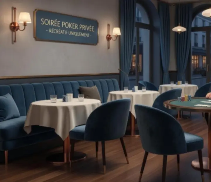 Salle de restaurant chic avec lumière tamisée, tables dressées et ambiance lounge