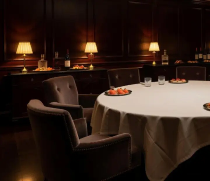 Salon lounge privatisé avec table de poker dans un restaurant